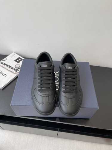 顶级版本迪奥 Dior 25Ss新品 B01德训鞋 情侣款鞋头维度设计宽了点 上脚舒适度完美在线 线头优美 适配裤型完美百搭 饰以各种经典细节 是日常造型的理想