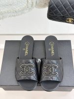 橙子出厂价P Chanel 香奈儿 春夏新款 菱格双C平底拖鞋 休闲凉拖 拖鞋的狂热爱好者又来了 可以承包你一整个夏天的时髦 经典菱格双C元素设计 浓浓的中古典