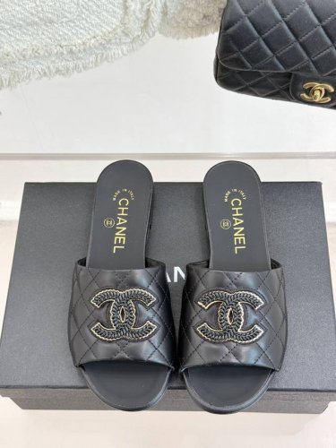 橙子出厂价P Chanel 香奈儿 春夏新款 菱格双C平底拖鞋 休闲凉拖 拖鞋的狂热爱好者又来了 可以承包你一整个夏天的时髦 经典菱格双C元素设计 浓浓的中古典