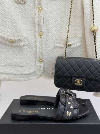厂价 Chane*｜小香25C春夏新品 菱格双C平底拖鞋 拖鞋的狂热爱好者又来了 可以承包你一整个夏天的时髦 经典菱格双C元素设计 浓浓的中古典雅气息 搭配任何 - 点击图像关闭