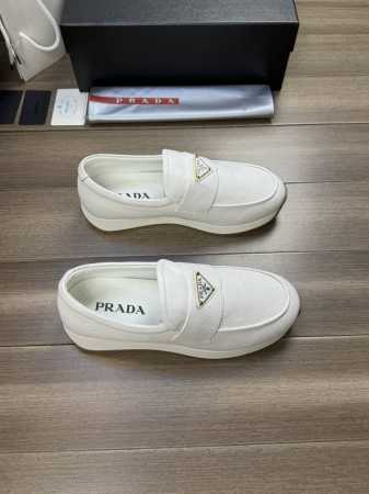 工厂价 Prada 普拉达 -高端品质 原单 -鞋面：摔纹小牛皮、品牌金属扣件横担装饰、鞋丹外合车缝线.涂油边工艺 -内里：水染牛皮 -大底：超轻tpr 橡胶; - 点击图像关闭