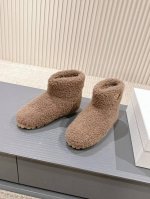 出 Prada*普拉达2024ss秋冬新款直筒雪地靴羊毛短靴 时尚大方的设计呈现经典轮廓。不管面对任何场所 主场只属于你！ 面料：定制羊毛 内里：定制羊毛 五金