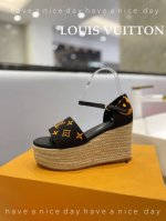 价格： LOUIS Vuitton 走秀款厚底凉鞋 香港原版购入一比一开模 今年的款式比去年增加了老花原素 显得更为大牌 牛仔布面款 内里垫脚全羊皮 水台原版麻