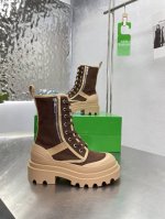 Bottega V 最新马丁靴 情侣款系列 男款10 卡其色配棕 男女款 延续品牌标志性的夸张重底设计 开启新一轮的爆款 原版开发 版型到位 鞋头圆润饱满 以偏