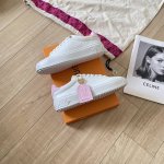 橙子出厂价p louis Vuitton 路易威登 Lv新款小白鞋 吊坠休闲鞋板鞋 码数 35-41