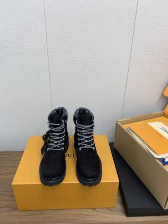 Louis Vuitton x Timberland联名 Via Instagram 大黄靴 顶级版 LV 2024秋冬 系列于巴黎布洛涅森林北部、一座名为Ja - 点击图像关闭