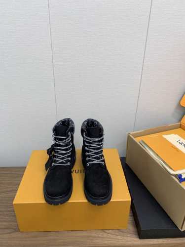 Louis Vuitton x Timberland联名 Via Instagram 大黄靴 顶级版 LV 2024秋冬 系列于巴黎布洛涅森林北部、一座名为Ja