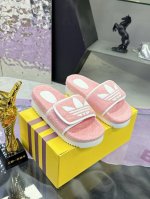 实价： 阿迪达斯联名Gucci古驰拖鞋系列 Adidas X Gucci联名系列女士Gg防水台拖鞋 作为Adidas X Gucci系列之一，这款防水台拖鞋饰有