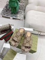 p直销 女鞋 女装 女鞋工厂P 春夏超级双Gg系列高水台 凉拖鞋 这款凉鞋由经典Gg帆布制作，一字宽幅绑带搭配橡胶鞋底造型，打造出色的鞋款设计。Gg标志于20世