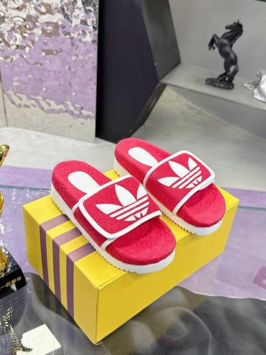 实价： 阿迪达斯联名Gucci古驰拖鞋系列 Adidas X Gucci联名系列女士Gg防水台拖鞋 作为Adidas X Gucci系列之一，这款防水台拖鞋饰有