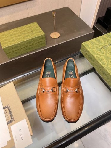 gucci 男士精品乐福鞋，焕新演绎马衔扣图案和乐福鞋，庆贺品牌两大经典设计问世70周年。该鞋款一直以来都是品牌的主打款式 无论时光流逝季节变迁，在钯金色调金属