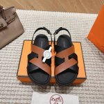 出厂 顶级版本 *爱马仕二舅升级版拖凉鞋 今年流行面料搭配均选用光脚或者搭配个袜子穿！ 面料：牛皮 内里：真皮，垫脚:进口羊皮 鞋底：原版开模Tpu鞋底耐磨强柔