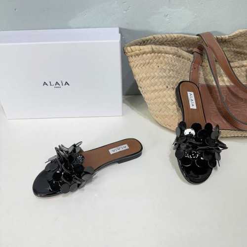 高品质出厂 ！小众潮牌重工山茶花限量版新品！Alaia2024春夏新款圆片花朵缀饰平底平底露趾拖鞋！凉鞋极简主义炒鸡柔软舒适时髦精绝对不能错过的必入款，没有任何