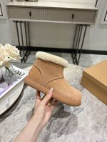 Ugg 韩里韩气超火小土豆雪地靴升级版来啦！ 其独特的浅口设计，轻松搭配各种服饰，无论是休闲的牛仔裤还是可爱的裙子，都能展示出恰到好处的时尚感。 秉持一贯的优质