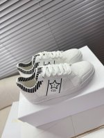 dior 春夏季新款小白鞋 一眼就爱上的小白鞋 经典百搭四季皆宜 可与各式服装搭配 采用弹力针织面料 撞色面料 原版星星装饰 原版大底后跟凹凸立体Cd星标 Ch