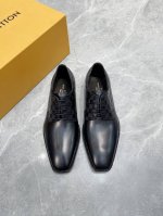 元louis Vuitton Lv 男士经典牛津鞋男士商务正装皮鞋，原版开模，1比1复刻，专为贵族打造 全鞋采用进口意大利牛皮材料，精挑细选，毛孔细腻，富有光泽