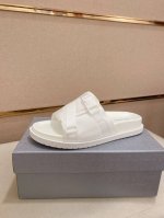 工厂p价 prada 拖鞋 顶级代购 男士春夏拖鞋专柜同步 鞋面意大利进口牛皮搭，标志图形高品质工艺，鞋底：原厂特供原版底，独家活动成型底超级舒适，原厂跟单货，