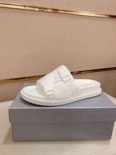 工厂p价 prada 拖鞋 顶级代购 男士春夏拖鞋专柜同步 鞋面意大利进口牛皮搭，标志图形高品质工艺，鞋底：原厂特供原版底，独家活动成型底超级舒适，原厂跟单货，