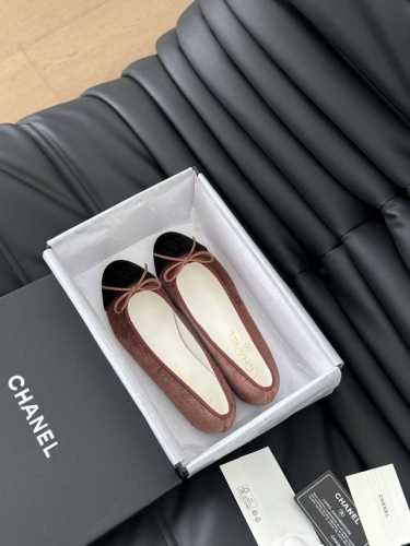 新版面 Chanel 新色芭蕾舞鞋 原版1:1复刻 经典中的经典 无论搭配裤装还是裙装都是完美 小圆头的设计很好的修饰脚型 ，小仙女们必备！ 跟高：2.5Cm