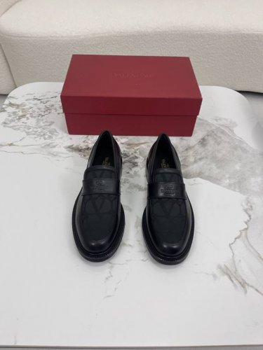 valentino华伦天奴新款男士乐福鞋 品牌Logo装饰设计 时尚休闲皮鞋 这款乐福鞋采用进口牛皮鞋面 内里本染小牛皮 小牛皮鞋垫 上脚柔软舒适透气 配原盒全
