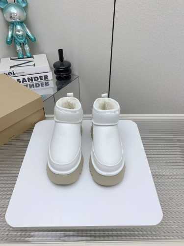 出厂 高版本 UGG 韩系穿搭推荐 厚底迷你皮面mini款超温柔的雪地靴 . 保暖又好打理 高级又精致哑光磨砂感 太好看啦 超治愈的面包鞋感觉巨舒服暖到心里的一
