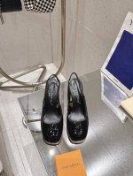 2025最新 L家早春款专柜最新走秀官网系列 同步更新 完美楦型+小V Logo设计. swing 高跟鞋选用柔软羊皮革塑造易于穿脱的设计 以利落 线条彰显典雅