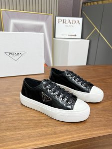市面最高版本 Prada 普拉达25春季新款△三角标牛油软皮单鞋 时髦精绝对不能错过的必入款 简单好搭 质感极好的Vintage感 纯粹和极简做的利落又诗意 采