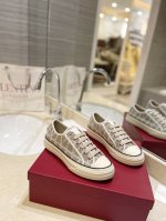 Valentino V家专柜最新款 V标志低帮情侣款运动鞋， 欢迎对比 舒适好穿楦型与专柜一致。Tpu组合大底 女：标准码35-40 41.42 定制 男：标准