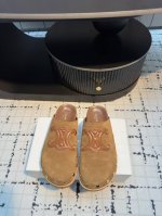 代购级 Celin* 赛琳 凯旋门 25Ss 春夏新款 勃肯 包头拖 法式咖色，像是左岸咖啡馆的暖调，经典又迷人，轻松适配各种夏日Look。翻毛皮质感独特，光脚