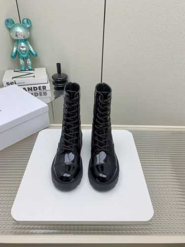 皮里 毛里 24ssDior迪奥秋冬走秀款工装中筒靴 超多明星网红种草 意大利进口原版五金扣经过多重工序 用无可比拟的精湛工艺制作完成原版开模 跟高3.5CM