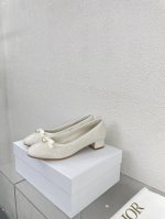 平底Cd 镶嵌珍珠 绸缎 独一无二 高品 白色 质感满满 鞋型升级到极致脚感 超级美 今年必不可少的时尚单品 D-Doll系列经典珍珠配饰时髦又百搭，少女感十足