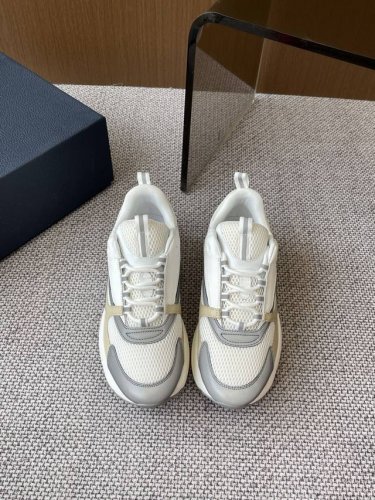 Dior 迪奥 B22系列 运动鞋 老爹鞋 这款 B22 运动鞋已成为 Dior 别具一格的经典新品 时尚而富有运动风范 采用网眼织物精心制作 科技面料，以反光
