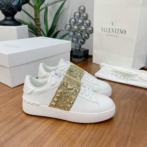 独家顶级版本 长期做货 VALENTINO华伦天奴最新时装周走秀 情侣经典小白鞋 网红名星同款一比一独家私模，重磅来袭，经典款最具特色的3D打印工艺，面料采用丝