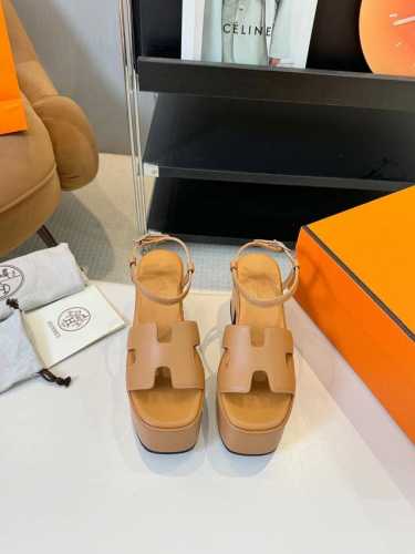 Hermès 爱马仕经典防水台H坡跟厚底凉鞋极约复古的设计 浓厚的异域风情时髦感十足、随便上脚都很有腔调简简单单的款式随便搭配一下高级感就很棒百搭的颜色流畅的线