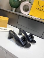 最新夏季爆款FENDI芬迪凉鞋，专柜原装正版，面料：头层牛皮，内里头层羊皮，橡胶底 真皮底 ，35 -42码欢迎下单，