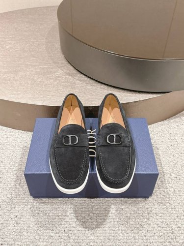 Dior迪奥 Size 39-44. .45.46定做 2025新款男士休闲乐福鞋 以进口头层牛皮制成 手缝马克线工艺 鞋面品牌经典爱心点缀设计 原版橡胶鞋底柔