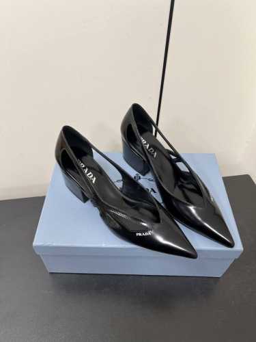 Prada 25ss 早春新款绝美尖头跟鞋 时尚界久违的极简之美经典时尚配色 毫不费力的优雅风来袭 时髦 精致 绝美 包头尖头 开边珠外穿时尚气质简约新款日常拖