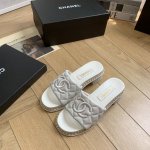 Chane*｜小香经典时尚春夏 网面镂空链条双C厚底拖鞋 经典夏日度假系列拖鞋～ 简直就眼前一亮 它真的太好看了！ 不仅外表美丽 舒适度也是满分 无论是搭配连衣