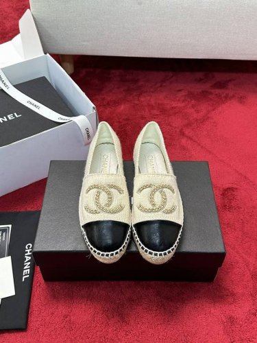 厂价 CHANEL专柜同步上新针织毛线 百搭、上脚大气 坚持版型与正品一致 面料：特殊针织羊毛毛线 柔软、保暖 内里： A级进口 绵羊皮内里、超柔软绵羊垫脚 大