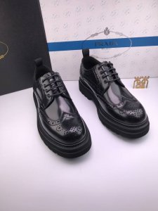 4Cm厚底 Prad* 超轻发泡厚底 开边珠牛皮 高档大头皮鞋 进口开边珠牛皮 最好的皮革产品，价格P和质量最高，光泽 手感 皮面等指标一流 全包羊皮内里 高品