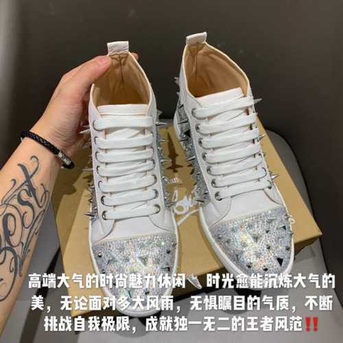 出厂 Christian L 无论是楦型、面料、五金、钻、内里、大底、包装都尽可能的接近Zp 别出心裁的铆钉装饰搭配进口顶级捷克钻 彰显强大气场 原版特殊亮面牛