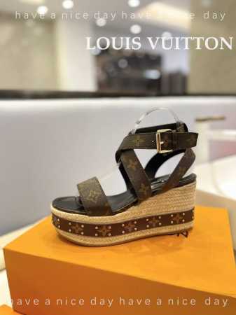 价格 Louis Vuitton 最新走秀款厚底凉鞋 香港原版购入一比一开模 今年的款式比去年增加了老花原素 显得更为大牌 皮面款采用原版仿旧打蜡牛皮 内里垫脚 - 点击图像关闭