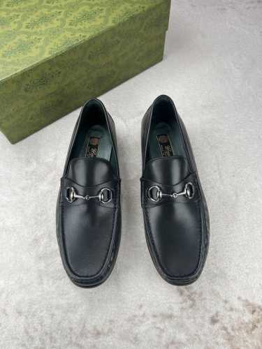 gucci 男士精品乐福鞋 焕新演绎马衔扣图案和乐福鞋 庆贺品牌两大经典设计问世70周年 该鞋款一直以来都是品牌的主打款式 无论时光流逝季节变迁 在钯金色调金属