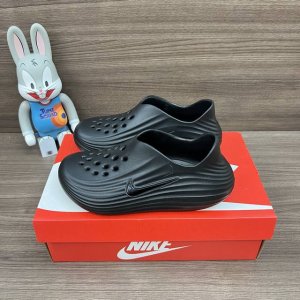 顶级版本Nike Reactx Rejuven8 简约舒适 洞洞鞋 男女同款 黑色 货号: Hv5060-001 包装:全套得物配件加固得物盒包装！ 码数:36