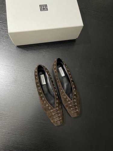 P：390 Toteme平底鞋 是都市时髦精的必备单品。质感十足的棕色麂皮，搭配金属孔眼与系带设计，酷感与优雅并存。简约方头造型，贴合脚型，行走间尽显随性洒脱，