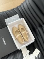 皮 Chanel 24S走秀款玛丽珍单鞋简约又不失甜美俏皮！灯芯绒斜纹拼接面料，立体电绣logo，纯色面料清爽易搭，搭配扣子更加跟脚。内里羊皮 真皮大底Size