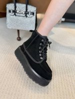 UGG 24秋冬季人手必备单品 搭配系数也是百分百 炸好看比较设计的款，随心所欲 雪地靴显腿细百搭单品时尚感十足穿上气场爆涨 瞬间拉长腿型 鞋面：优质牛反绒 内