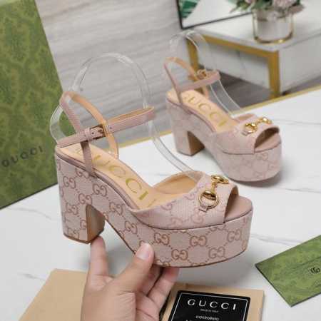 独家顶级版本 Gucci古*驰春夏最新爆款凉鞋系列 坡跟凉鞋 原单品质 原汁原味的欧式风格，上脚非常完美穿搭上配此鞋，优雅大方，晶莹剔透，无论种各配件材质，都是 - 点击图像关闭