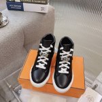 高帮休闲鞋 H家最新Kelly鞋扣休闲鞋上线！代购级别品质！H家族很少出平底休闲鞋而且是搭配经典镀钯Kelly鞋扣的款式！打造时尚都市造型，非常体现爱马仕高贵典