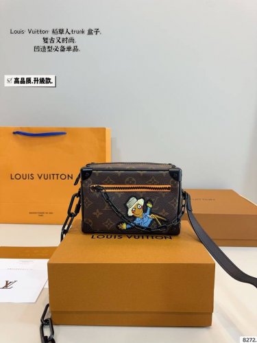 配礼盒 Lv 25Ss Trunk稻草人盒子链条包小箱子 近几年L 脑洞真的是越开越大，设计独特而经典 方正小巧的独特造型 绝对是这几年Lv最出彩的设计之一。高